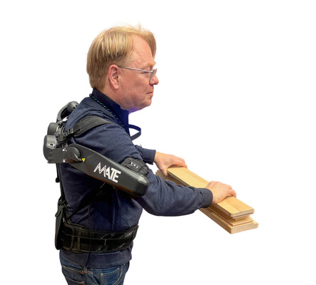 Am Messestand vom Schmalz probierte GW Redakteur Matthias Rehberger mech﻿anische Exoskelette für Fenster‑ und ﻿Glasbauer aus. Das Oberkörper‑Exo­skelett ­Mate UTA (hier im Bild) entlastet Schultern und Arme bei Arbeiten über Brust­höhe, z. B. beim Verglasen. Und das Rumpfbeuge‑Exoskelett ­Mate UBA unter­stützt den unteren Rücken bei Vorbeugen, wie es beim Handling von Glas und Fenstern üblich ist. ­Beide ­Systeme arbeiten ohne Energie­versorgung.