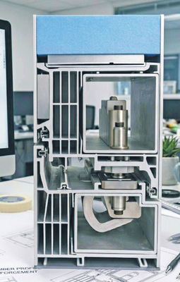 Lunnia-Profilsystem mit integrierter Stanztechnologie: Die speziellen Nuten und Kanäle sind bereits bei der Profilherstellung für die präzise Aufnahme der Metallarmierungen und die nachträgliche Verschraubung vorbereitet.