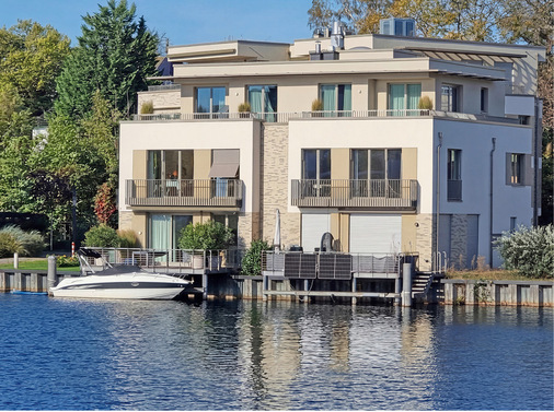 Floating Houses, Doppelhäuser mit Bootssteg und weitere Doppelhäuser bis hin zu Stadtvillen und einem Wasserappartementhaus prägen heute das Bild dieses besonderen Standorts.