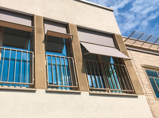 Die Markisoletten fügen sich nahezu unsichtbar in die Fassade ein und sorgen gleichzeitig für eine effektive Verschattung.