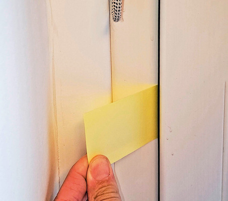 Abb. 2: Kontrolle des Anpressdrucks der Dichtung mit Hilfe eines ­Blattes Papier