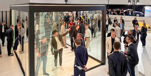 Rund 200 geladene Gäste erlebten am 20. April die kurzweilige Inszenierung der ­Premiere des neuen Hella Lamellendachs Ventur ONE im Porsche Museum Stuttgart.