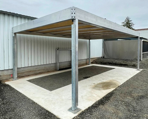 Das Terrassendach im aufgebauten Zustand: Die Konstruktion zeigt unter Last eine hohe Steifigkeit.