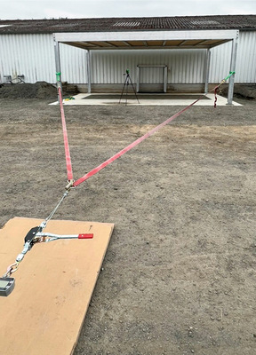 Für das Testgelände wurde eine Betonplatte gegossen, um die Fußpunkte bis zu Anlagengrößen von 7 × 4,5 m wie unter realen Bedingungen befestigen zu können.