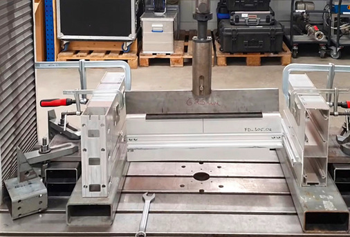 Die Wandlager FD 230 und FD 305 wurden mit Sparren und Sparrenverbinder auf ca. 26 kN getestet. Die Fassadenpfosten wurden dazu über die Höhe torsionssteif eingespannt.