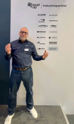 Voll und ganz in seinem Element: Oliver Rilling bei der Präsentation von Level up auf der Fensterbau Frontale.