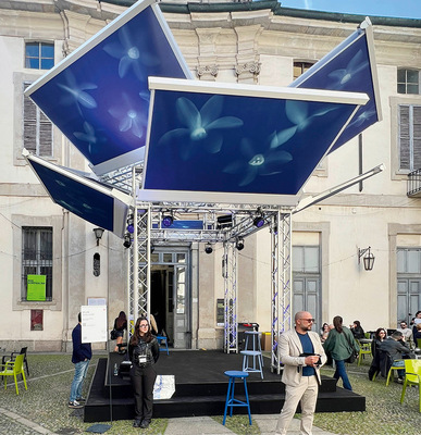 Die MV Line Installation „Sunflower“ im ­Palazzo Litta inszeniert Markisen als architektonischen, lichtdurchfluteten Erlebnisraum.