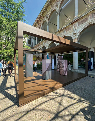 Die Gibus Installation im Universitätsinnenhof mit einer Outdoor-Inszenierung.