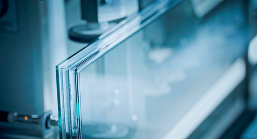 Dünnes 3-fach-ISO mit einer 1,1 mm starken Mittelscheibe und flexiblen Abstandhaltern. Die mittlere Scheibe ist durch den Stufenaufbau geschützt eingebettet