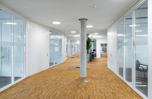 Hoher Schallschutz mit 2-fach-Verglasung und wandbündigen Türen.