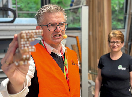Prokurist und Fertigungsleiter Andreas Malter beim Betriebsrundgang.