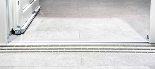 Das Bodenschwellensystem Cross-Tec | Zero: Mit einer Schwellenhöhe von 0 mm ermöglicht die ­Schwelle barrierefreies Bauen gemäß DIN EN 18040. Das Zusatzplus bei der „Custom“-Variante: der Verzicht auf Nassdichtstoff in der Montage.