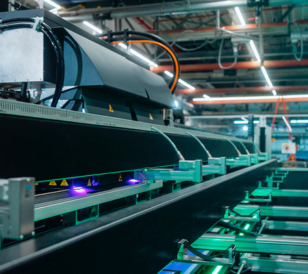 Smart Printing bei Rehau: Die Technologie ­fun﻿ktioniert ähnlich einem herkömmlichen Drucker, die ­Drucker sind jedoch deutlich größer und komplexer. Bei der Digitaldrucktechnologie für Fenster und Türen setzt man auf anorganische UV-Tinten.