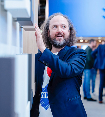 Liebenswerter Charakterkopf: Markenbotschafter Holger sorgte für humorvolle Momente auf dem Veka Messestand.