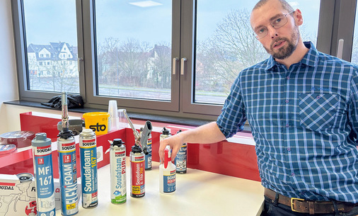 Alexander Kirch, Teamleiter Technik und Entwicklung bei Soudal bei der ­Präsentation der Produktvielfalt am Standort in Leverkusen.