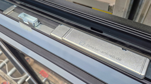 Fensterantrieb DK-100 im Profil Rehau Synego