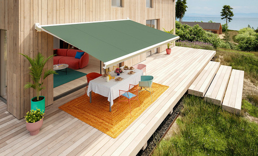 Gestalterische Verbindung von Haus und Außenraum: Jede Farbe der neuen Kollektion – wie hier beispielsweise der Farbton Pistazie & Salbei – verwandelt den Outdoorbereich in eine ruhige und designorientierte Wohlfühloase im Freien.