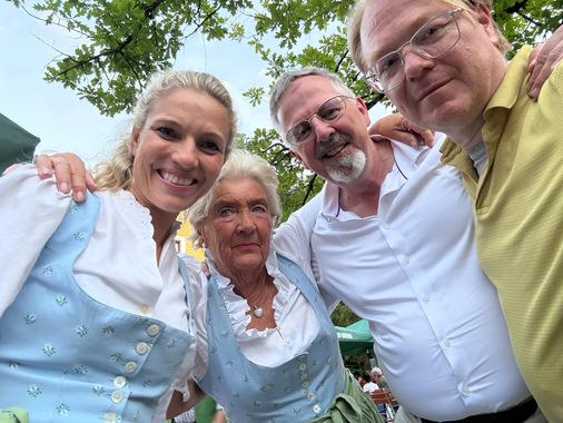 Barbara Bosse (i.) mit ihrer Mutter Rosemarie Natter und Hans-Joachim Arnold sowie GW Redakteur Matthias Rehberger