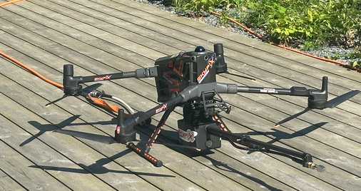 Die von skyXwash entwickelte Systemlösung verbindet Drohnentechnologie, digitale Einsatzplanung, präzise Steuerung, professionelle Reinigungstechnik und dokumentierte Objektbetreuung zu einem neuen Standard für die Gebäudewirtschaft.