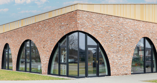 Eine Ventana Referenz mit vielen unterschiedlichen Parabelfenstern. Das Eckelement könnte manchen ﻿Betrachter bekannt vorkommen: es wurde als Exponat auf der Fensterbau Frontale 2026 gezeigt.