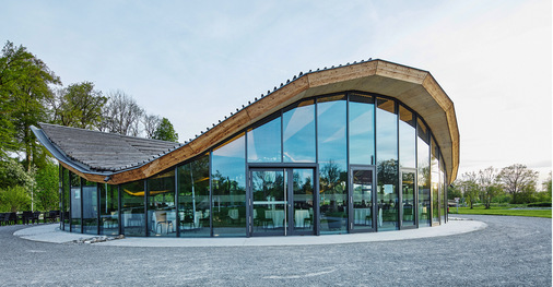 Die Kombination von Solarlux A 71 Glas mit dem Vogelschutz Ornilux mikado sorgt für effizienten Sonnen- und Vogelschutz.