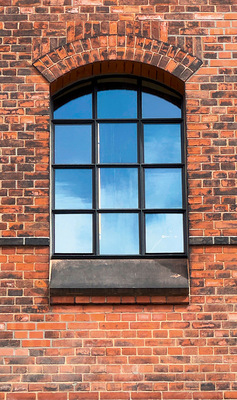 In den historischen Stahlfenstern können Materialunverträglichkeiten, Feuchteeinträge oder Bewegungen im Anschlussbereich langfristig zu Schäden führen. Hierfür entwickelte Sollingglas eine neue Lösung.