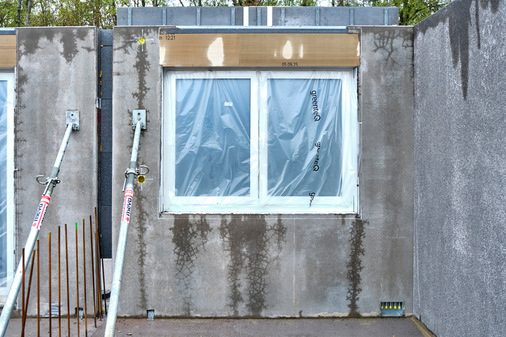 Das in die Betonfertigwand integrierte WINDOWMENT® Modul wird bereits im Werk mit vorbereiteten Leitungswegen für die spätere Gebäudetechnik kombiniert.
