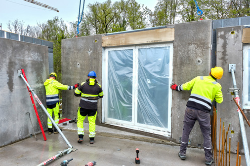 Beim Schließen der Außenwand zeigt sich die hohe Maßhaltigkeit der industriell vorgefertigten Bauteile. Nacharbeiten an Fensteranschlüssen und Laibungen entfallen weitgehend.