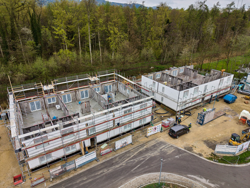 Die beiden Mehrfamilienhäuser in Moos entstehen mit hoch vorgefertigten Betonwänden, in die Fenster, Dämmung und technische Infrastruktur bereits werkseitig integriert werden.