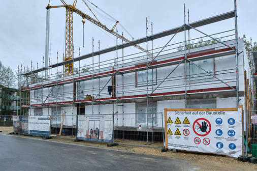 Die angelieferten Betonfertigwände verfügen bereits über EPS-Dämmung sowie das Fenster-Komplettsystem WINDOWMENT®.