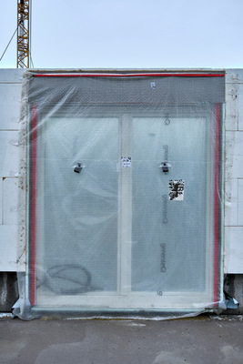 Das werkseitig integrierte WINDOWMENT® Modul verbindet Fenster, Dämmung und Anschlussdetails zu einem wärmebrückenfreien Fassadenelement. Im Fensterbereich ist die Außenwand damit faktisch fertiggestellt.