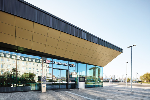 Reflektierende, kontrastreiche Markierungen sind für Vögel gut sichtbar und fügen sich harmonisch in das architektonische Konzept ein.