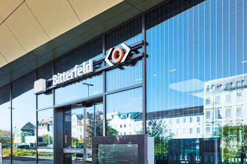 Das neue Bahnhofsgebäude verfügt über eine Photovoltaikanlage und ein begrüntes Dach; die Beheizung erfolgt mit klimafreundlicher Fernwärme.