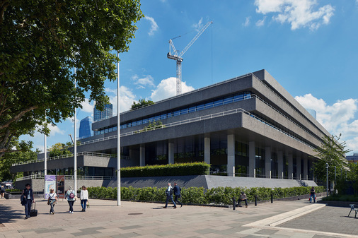 Das „76 Southbank“ sorgt mit aufwendig begrünten Fassaden, Außenterrassen und einem einladenden Eingangsbereich für neue Akzeptanz der strengen Betonarchitektur im kreativen Stadtteil.