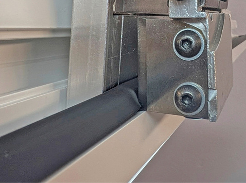 Im BAZ wird die Fensterflügeldicht﻿ung gestanzt und ­somit die Positionierung für den arimeo Fenste­r­falzlüfter automatisiert und exakt festgelegt.