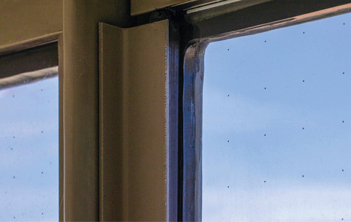 Hier ein Blick auf die Fixierung der Fineo 10 Vakuumgläser in der Fassadenkonstruktion. Die Fassadengläser sind mit eisenarmem Clearvision Weißglas aufgebaut.