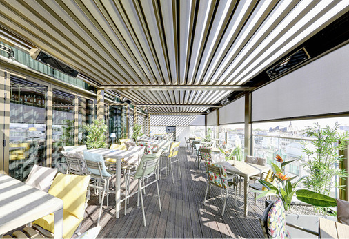 Unter dem Lamellendach Lamaxa L50 genießen die Gäste der Roof Bar einen freien Blick über Mannheim.