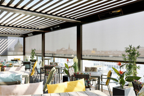 Etliche Vorbau-Markisen mit easyZIP-Führung ­sorgen auf der Dachterrasse für zusätzlichen Schutz bei tief stehender Sonne, Wind und Regen.