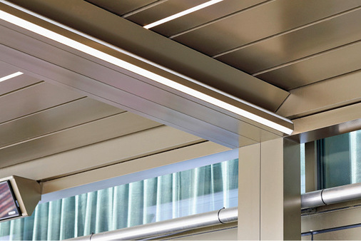 Die dezent in Lamellen und Traversen integrierte ­LED-Beleuchtung schafft in den Abendstunden eine angenehme Atmosphäre auf der Dachterrasse.