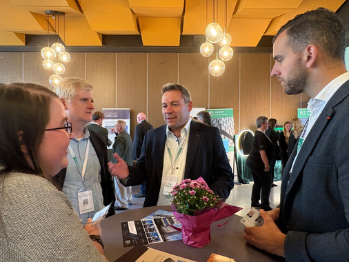 Albert Schweitzer im Gespräch mit Besuchern