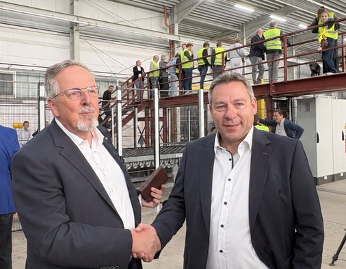 Hans-Joachim Arnold gratuliert Albert Schweitzer zur gelungen Umsetzung der neuen Investition