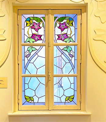 Ein Jugendstilfenster aus Frankreich, wahrscheinlich aus Paris.