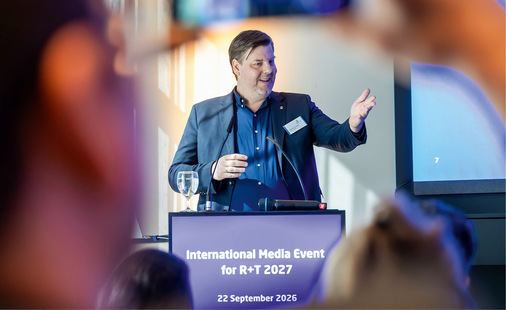 Sebastian Esswein, Mitglied der Geschäftsleitung Messe Stuttgart begrüsste die Teilnehmer des internationalen Medienevents zur R+T 2027 im Zero-Gebäude in Stuttgart.
