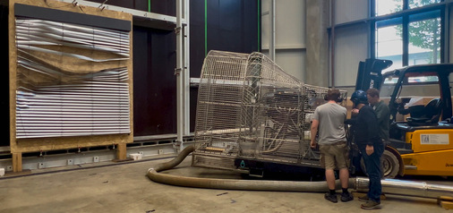 Ein Raffstore in der Ausführung 80 mm Flachlamelle mit Führungsseil wurde ausserhalb der regulären Testreihe bis 154 km/ belastet. Wesentlich bei dem Test war die Erkenntnis, dass keine Teile weggeflogen sind.