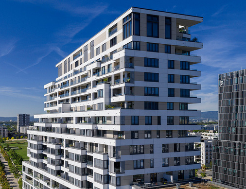 Beim Wohnhochhaus Praedium sind die Ehret Schiebeläden ein ­aktives architektonisches Element für klimaresilientes Premiumwohnen.