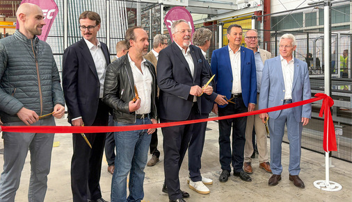 Die ISO-Linie wird offiziell eröffnet: Neben der Familie Arnold ist Gottfried Brunbauer (r.) von Lisec mit dabei