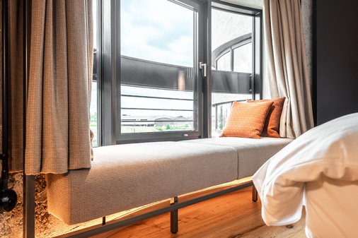 Als komplex erwies sich der möglichst verdeckt liegende Einbau der Lüfter in die Hotelzimmer. Gemeinsam mit dem Silo-Hotel entwickelte Siegenia eine Sonderlösung mit individuell angepassten Lüftungskanälen zur Montage unterhalb der Sitzbänke.