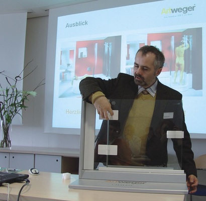 Bild: Glaswelt 

Wolfgang Zierler erklärt wie man richtig klebt