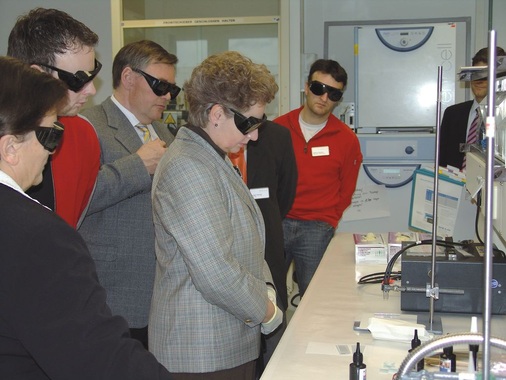 Bild: Glaswelt 

Labordemonstration: Belichtung von Acrylatklebstoffen