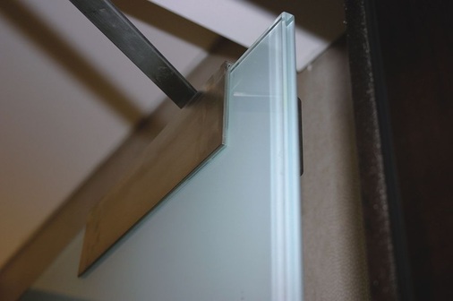 Bild 3: Ansicht des auf die Glastür­oberkante aufgesteckten U-Profils (Glastürschuhs) des Obentürschließers
